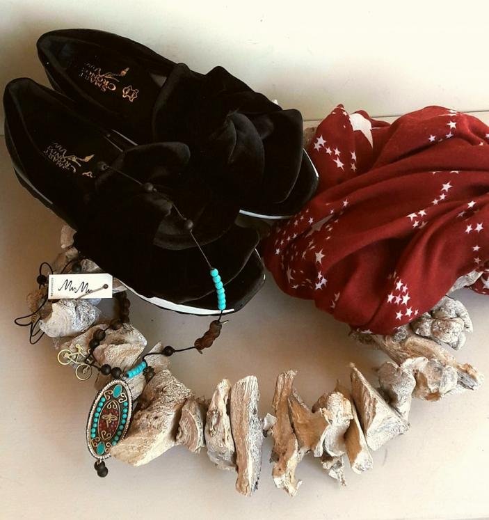 Η fashion πρόταση του ewoman: Βελούδινο girly sneaker για κάθε μέρα!