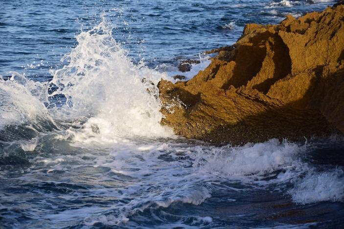 Σαν παραμύθι: Ο βράχος και η θάλασσα