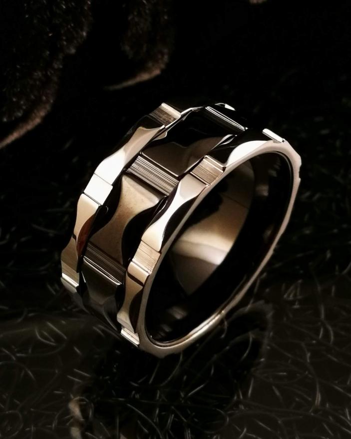 Η fashion πρόταση της ημέρας: Ανδρικό δαχτυλίδι από ατσάλι 