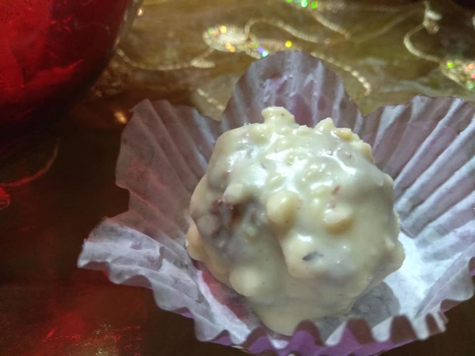 Η συνταγή της ημέρας: Πανεύκολα σοκολατάκια Ferrero Rocher με λευκή επικάλυψη! 