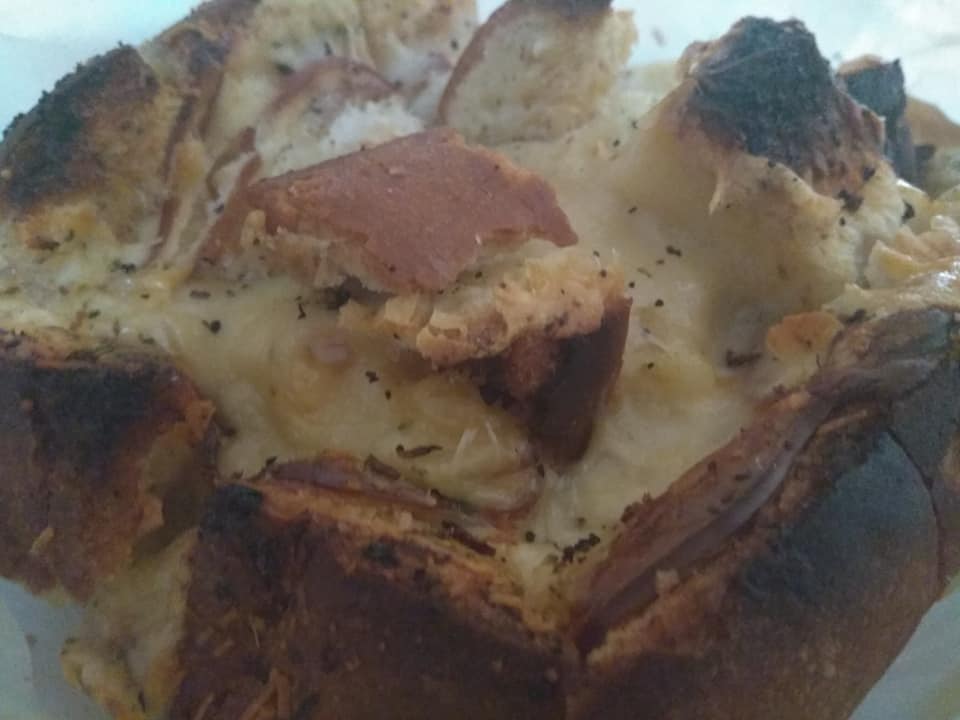 Η συνταγή της ημέρας: Γεμιστό ψωμί με τυριά στο φούρνο 