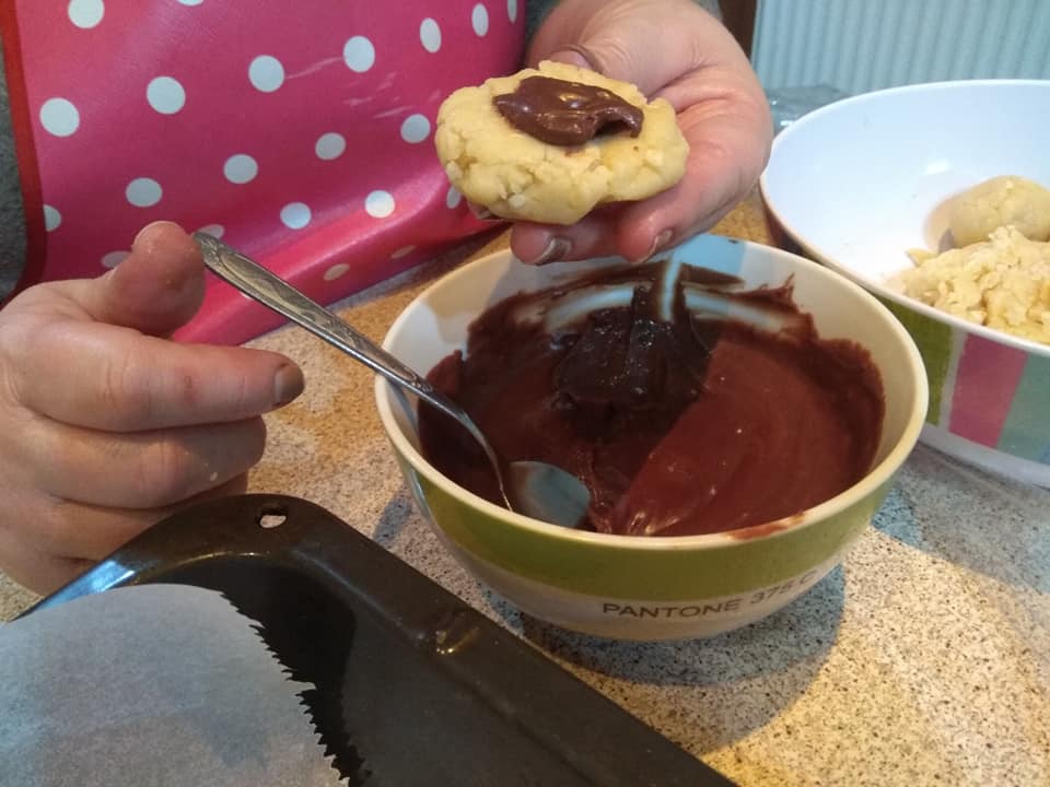 Η συνταγή της ημέρας: Κουραμπιέδες γεμιστοί με σοκολάτα και φουντούκι!
