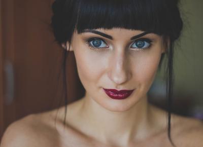 Σκούρα χείλη για μια γοητευτική γυναίκα (Πηγή Pixabay)