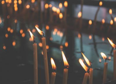 Για τις ψυχές που χάθηκαν ένα κερί, μια προσευχή και μια σιωπή… (πηγή pixabay)