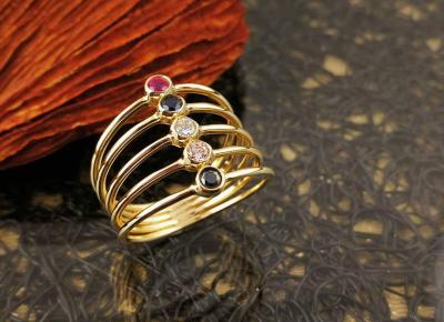Η fashion πρόταση της ημέρας: Χρυσό δαχτυλίδι με ζιργκόν swarovski πέτρες 