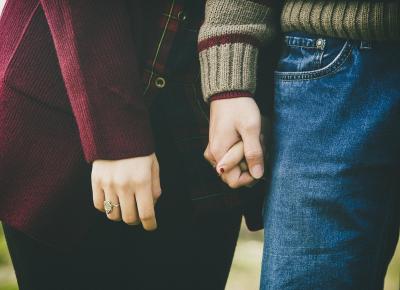 Δύο χέρια που αγαπάς κι όταν σε σφίγγουν (pixabay) 