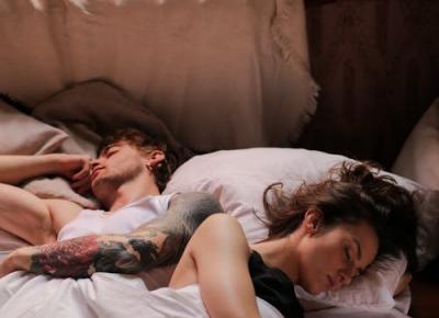 Η στάση που κοιμάστε φανερώνει το είδος της σχέσης σας(pexels) 