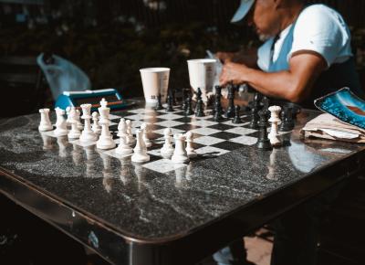 Σκάκι και πόκερ, δύο σπορ που βελτιώνουν την κριτική σκέψη