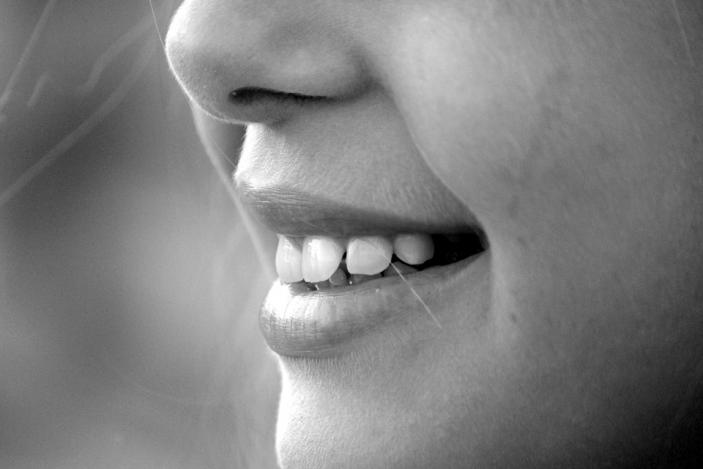 Να αγαπάτε τους ανθρώπους που σας ζεσταίνουν με το χαμόγελό τους(πηγή pixabay)