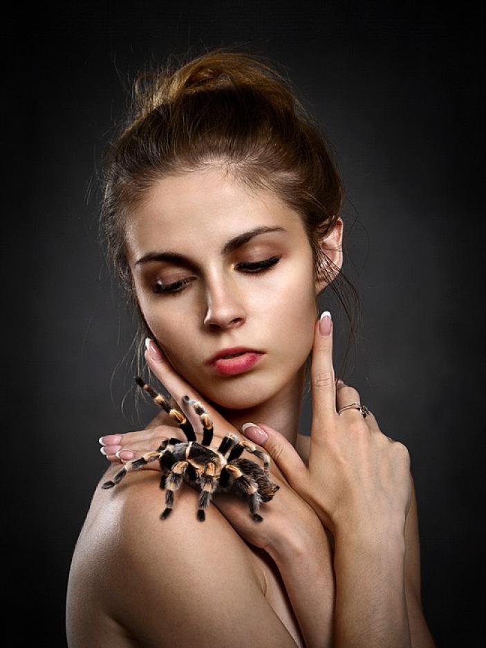 Εκείνες οι γυναίκες αράχνες που ξέρουν να ροκανίζουν τσέπες