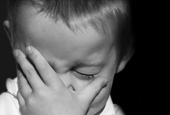 Μήπως πρέπει να αφήνουμε τα παιδιά μας λυπημένα; (pixabay) 