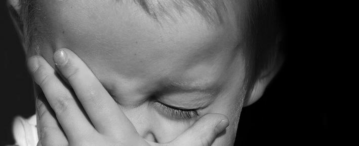 Μήπως πρέπει να αφήνουμε τα παιδιά μας λυπημένα; (pixabay) 